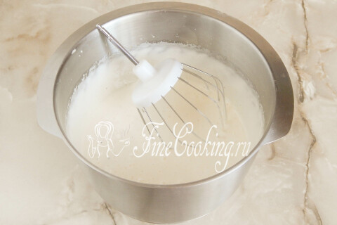 Взбитая миксером масса из яиц и сахара, пышная и светлая