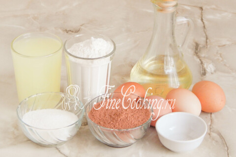 Продукты для шоколадных блинчиков: мука, сыворотка, яйца, какао-порошок, сахар, соль и растительное масло