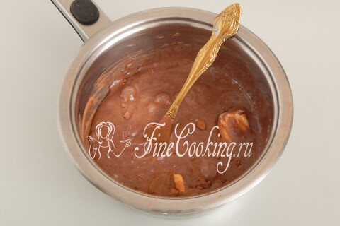 Сгущенка с какао и маслом, частично перемешанные в кастрюльке