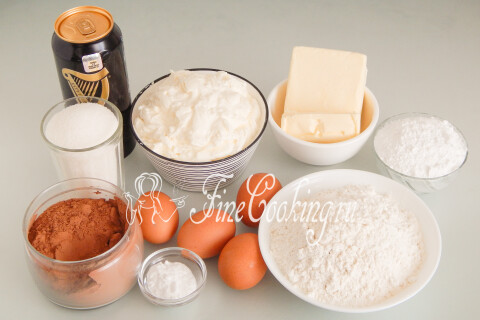 Продукты для шоколадного торта: тёмное пиво, мука, сахар, яйца, масло, какао, сода, сливочный сыр, сахарная пудра