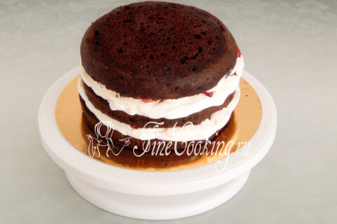 Коржи с кремом и клубничной начинкой, собранные слоями