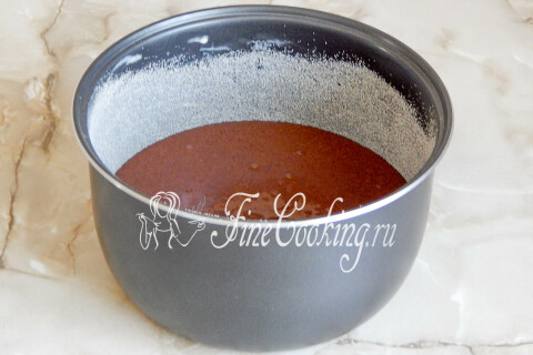 Чаша мультиварки с тестом, присыпанная мукой перед выпечкой