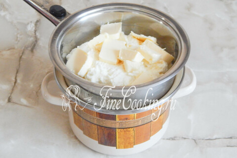 Кастрюля с творожной массой и маслом на водяной бане