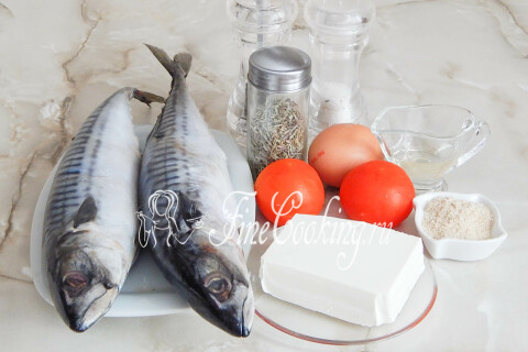 Продукты для скумбрии по-гречески: тушки скумбрии, сыр фета, помидоры, яйцо и панировочные сухари