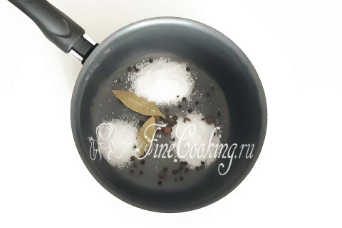 Кастрюлька с солью, сахаром, перцем горошком и лавровым листом