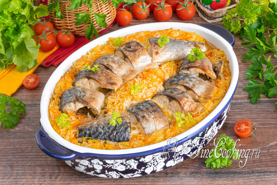 Скумбрия с рисом и овощами в духовке — готовое блюдо