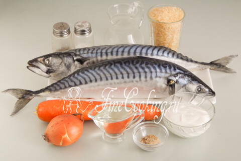 Продукты для скумбрии с рисом: рыба, рис, репчатый лук, морковь, сметана и приправа для рыбы.