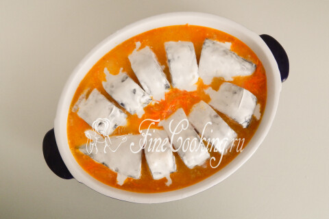 Скумбрия, выложенная в форму поверх риса с овощами.