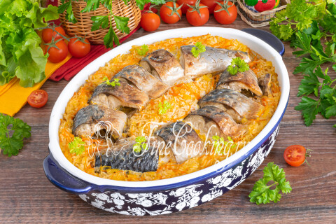 Скумбрия с рисом и овощами на тарелке, поданная к семейному обеду.