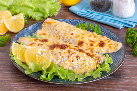 Запечённая скумбрия под сырно-сметанной корочкой на тарелке