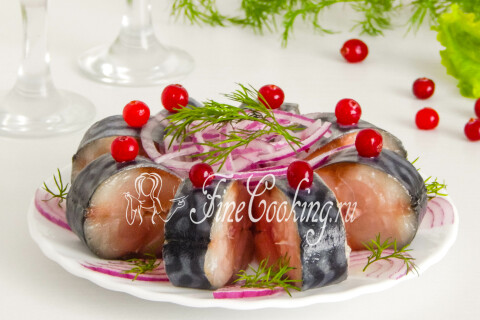 Скумбрия сухого посола, поданная с репчатым луком и свежей зеленью
