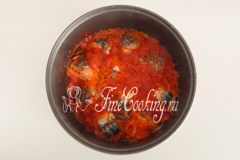 Чаша мультиварки с овощами, прижатыми лопаткой к рыбе.