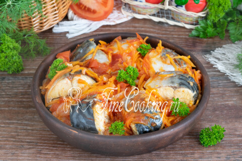 Тушеная скумбрия с овощами в чаше мультиварки.