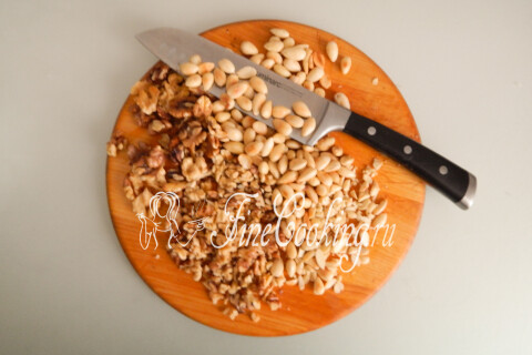Миндаль и грецкие орехи, нарезанные ножом крупными кусочками после остывания.
