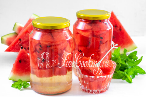 Банка со сладким арбузом на зиму, по вкусу похожим на тыкву.