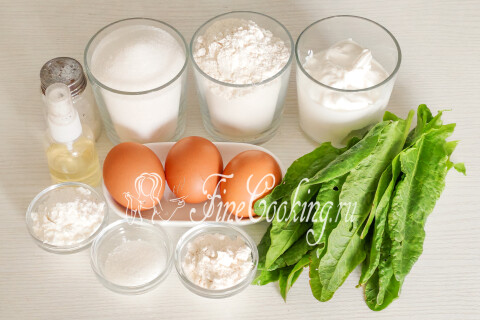 Продукты для пирога со щавелем: пшеничная мука, яйца, сметана, щавель и сахар.