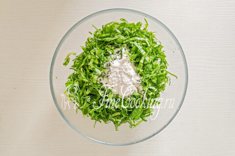 Нарезанный щавель с кукурузным крахмалом, перемешанный в миске.