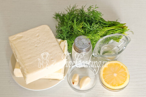 Продукты для сливочного масла с укропом: сливочное масло, свежий укроп, чеснок, лимонный сок и подсолнечное масло.