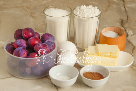 Продукты для сливового пирога: сливы, пшеничная мука, яйца, сливочное масло, сахар и корица
