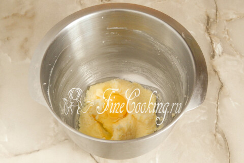 Растёртые масло с сахаром и яйцами, тесто со щепоткой соли в миске