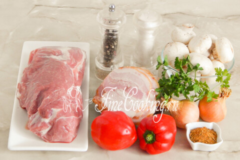Продукты для слоёного мяса: свинина, бекон, шампиньоны, лук и перец