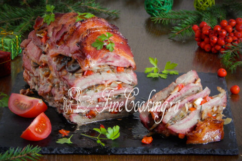 Слоёное мясо, нарезанное ломтиками, со свининой, луком и перцем
