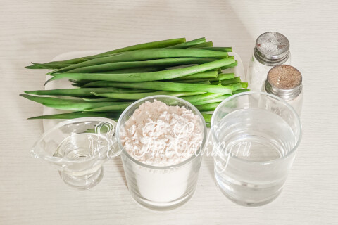 Продукты для слоёных лепёшек с зелёным луком: мука, вода, лук, масло, соль и перец.