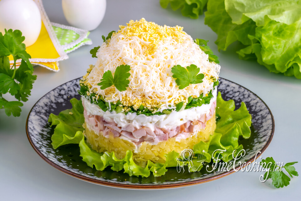 Слоеный салат с копченой курицей — готовое блюдо