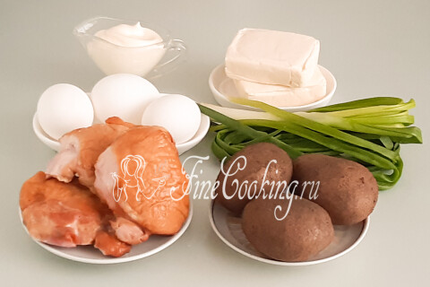 Продукты для слоеного салата: копченая курица, картофель, куриные яйца, плавленый сыр, зеленый лук и майонез