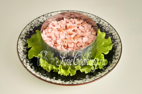 Второй слой из нарезанной копченой курицы с майонезом