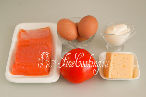 Продукты для слоёного салата: солёная красная рыба, помидор, яйца, сыр и майонез.
