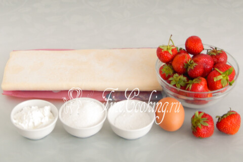Продукты для слоек с клубникой: тесто, клубника, сахар, крахмал и яйцо