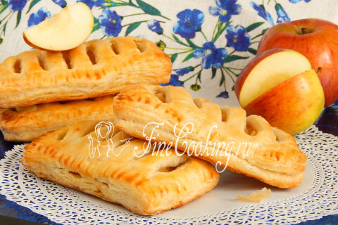 Яблочные слойки, аккуратно выложенные на плоской тарелке