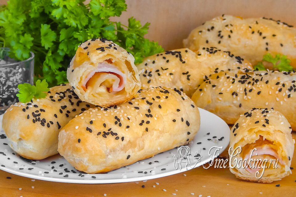 Слойки с ветчиной и сыром — готовое блюдо