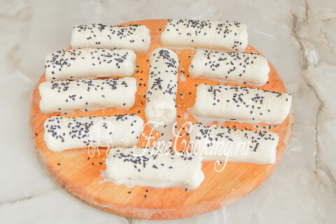 Слойки со взбитым яйцом и посыпанные белым и чёрным кунжутом