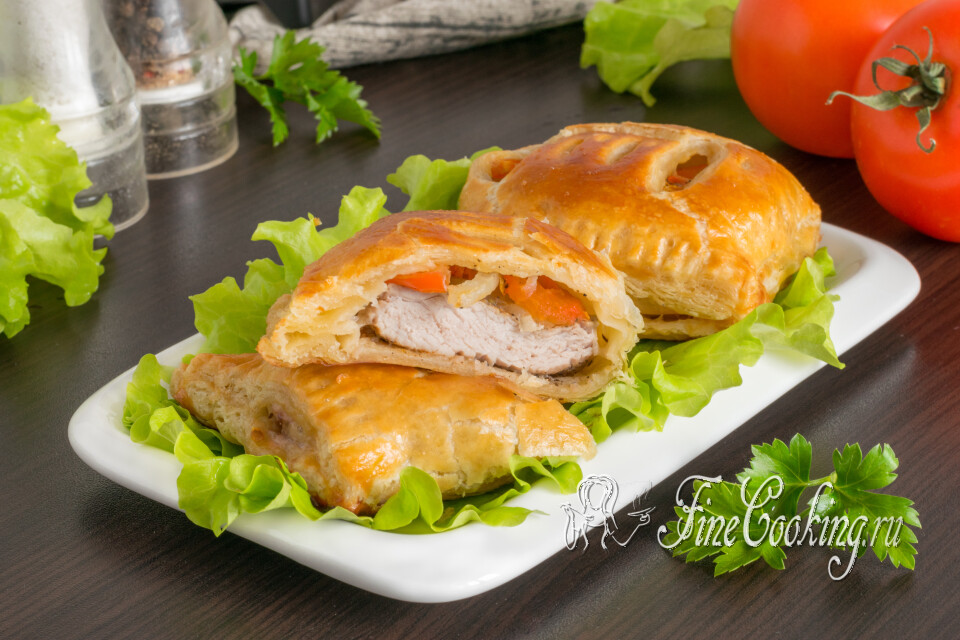 Слойки с мясом, помидором и луком — готовое блюдо