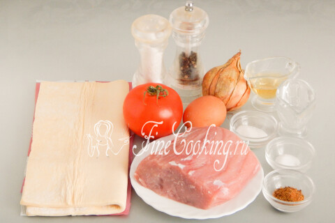 Продукты для слоек с мясом: слоеное тесто, свиная корейка, помидор, лук и яйцо