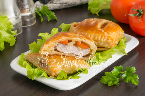 Готовая выпечка из слоеного теста с сочной мясной начинкой на блюде