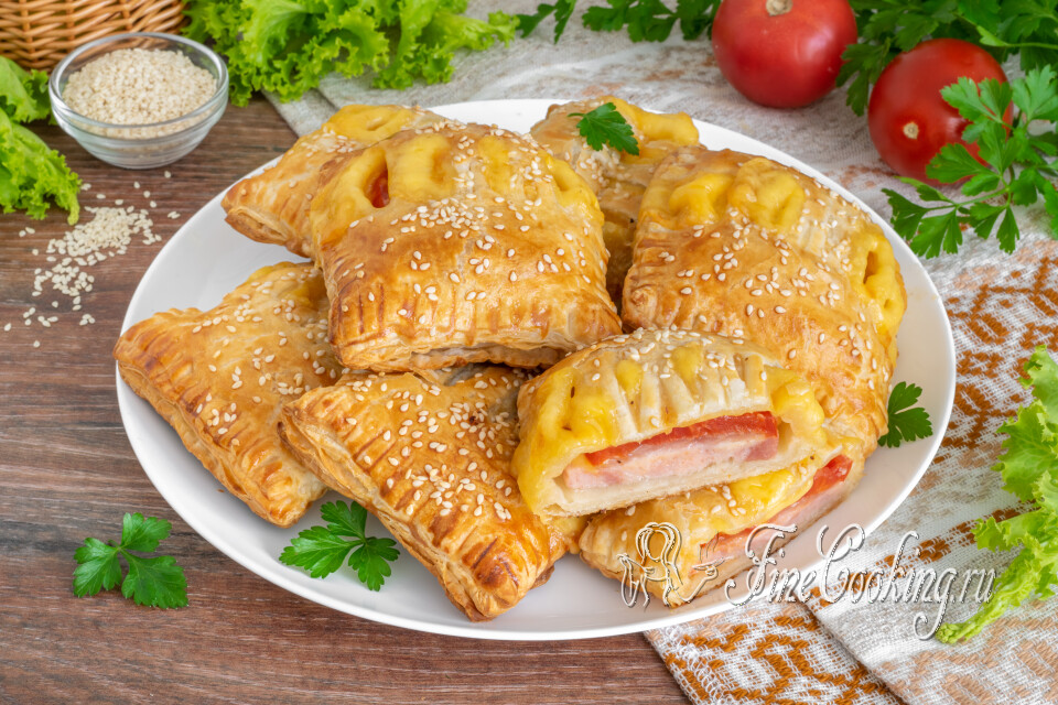 Слойки с ветчиной, сыром и помидорами — готовое блюдо