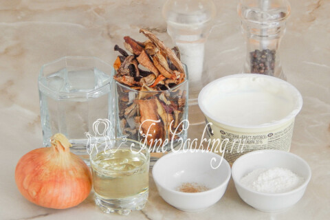 Продукты для соуса: сушёные грибы, сметана, лук, растительное масло, мука и мускатный орех