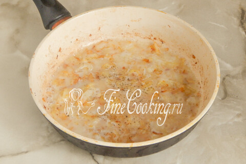 Кипяток, влитый в сковороду с луком и мукой, тушится на слабом огне