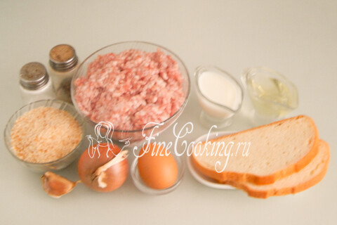 Продукты для котлет: мясной фарш, батон, куриное яйцо, лук, молоко, чеснок, панировочные сухари, масло и специи