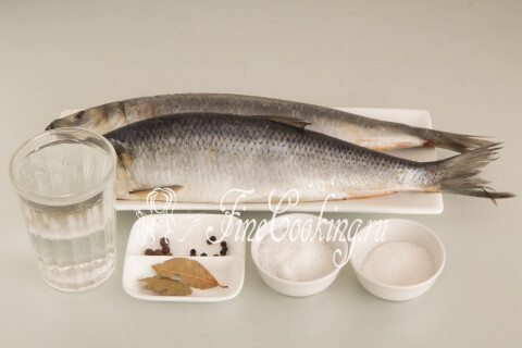Продукты для солёной селёдки: сельдь, вода, соль, сахар, лавровый лист и перец