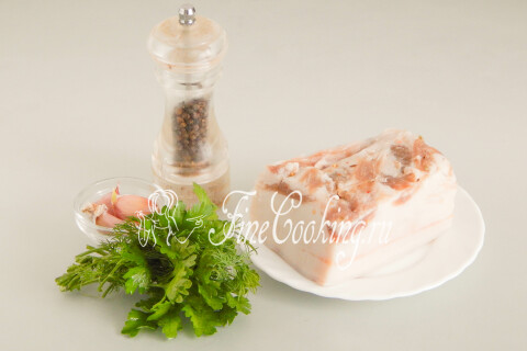 Продукты для закуски из сала: солёное свиное сало, чеснок и петрушка.