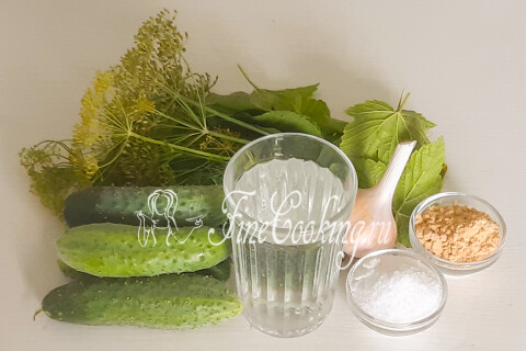 Продукты для солёных огурцов с горчицей: огурцы, соль, горчичный порошок, чеснок, укроп, хрен, смородина и вишня.