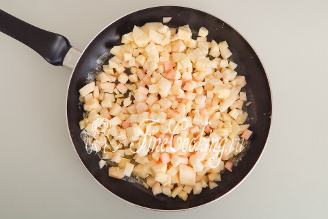 Яблочные кубики, выложенные в растопленное сливочное масло