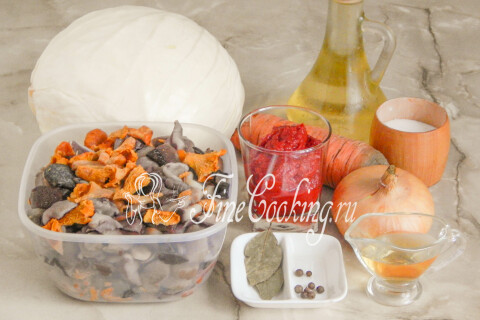 Продукты для солянки с грибами: капуста, лесные грибы, морковь, лук и томатная паста.