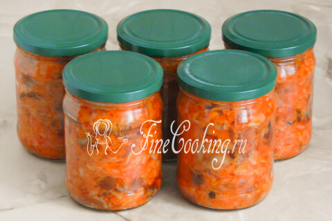 Пять банок готовой солянки с грибами на зиму на кухонном столе.
