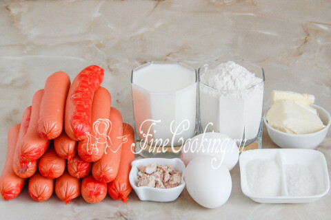 Продукты для сосисок в тесте: сосиски, мука, молоко, яйцо, желток, масло, дрожжи, сахар и соль
