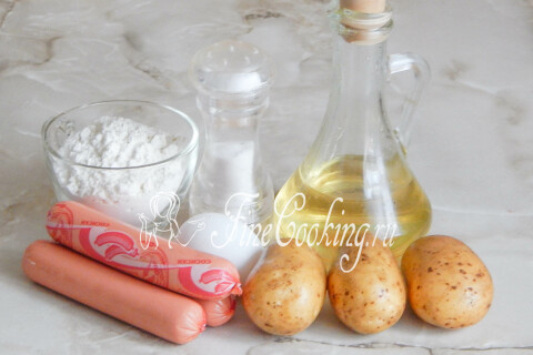 Продукты для сосисок в картофельной шубке: картофель, сосиски, яйцо и мука.